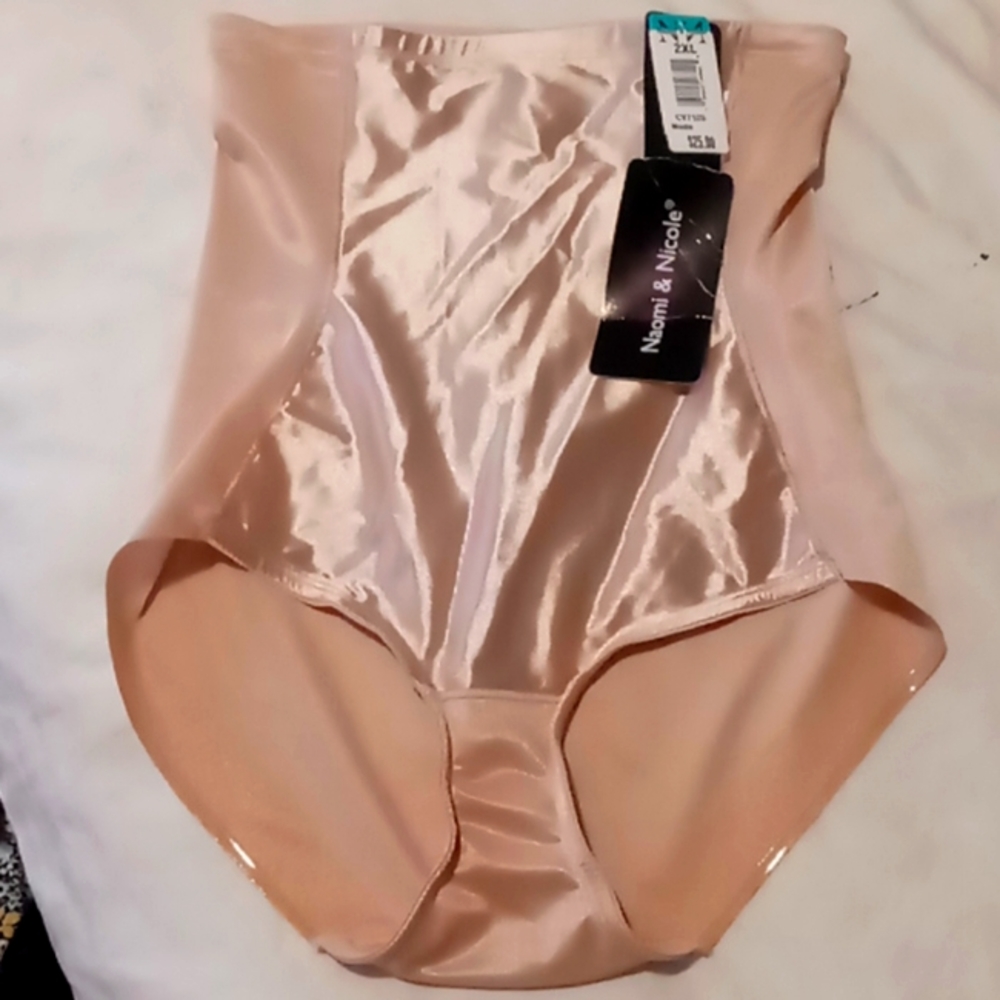 Maomi and nicole undergarment